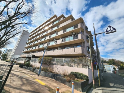 【外観】 | 磯子パインプロムナード | 総戸数８４戸、平成６年９月築、管理人は日勤勤務につき管理体制良好です♪
