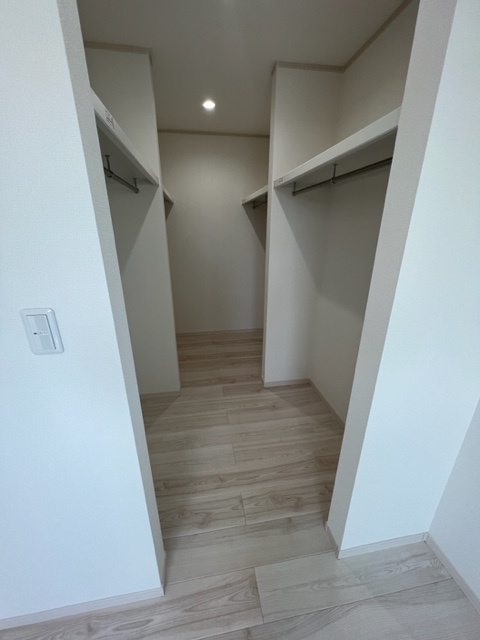　盛岡市三本柳B棟の洋室|収納豊富なウォークインクローゼット！