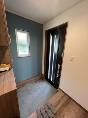 【玄関】 | 　盛岡市三本柳B棟 | ブルーの壁紙がアクセントになってかわいい！