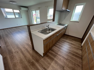 【キッチン】 | 　盛岡市三本柳B棟 | 開放感のある対面キッチンはコミュニケーションが取りやすいです。