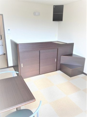 【居間・リビング】 | かのんA | 椅子２脚と折りたためるテーブル、ＴＶ、カーテンなどが備え付けです。