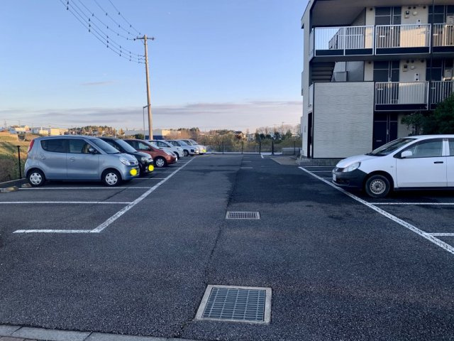 レオパレスソレーユ花園の駐車場