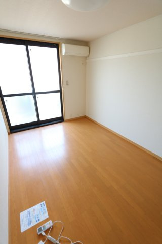 かわせみの居間・リビング|2階以上のお部屋は絨毯仕様です。