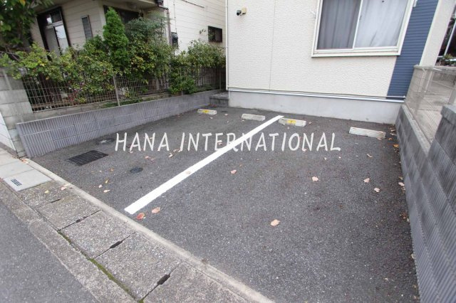 グランデーム越谷の駐車場