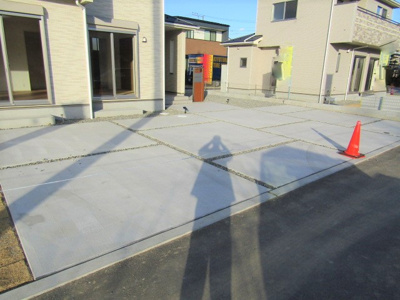 【駐車場】 | ブルーミングガーデン笛吹市石和町井戸 | 広々としたカースペースあり♪
4台駐車可能！（車種による）