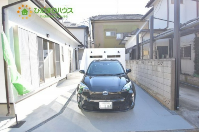 見沼区上山口新田　中古一戸建ての駐車場