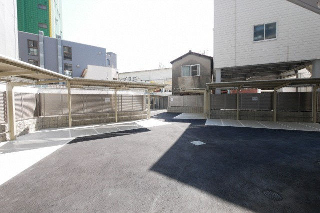 MELDIA CREST TAPP NAMBA-WESTの駐車場