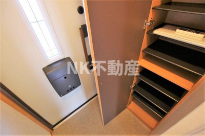 【玄関】 | アリエッタ西堤（高井田賃貸） | 明るい玄関です