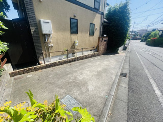 【駐車場】 | 広々として駐車スペースです♪前面道路が広く、駐車の苦手な方も安心です♪