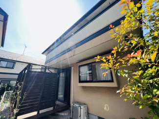 【外観】 | 現地外観です。日当りが良く、明るい室内です♪こだわりの広々としたウッドデッキは、日光浴などを楽しめるプライベート空間です♪
