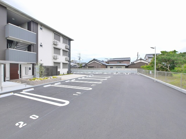 エストレヤの駐車場|駐車場に車を止められます