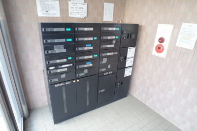 【ロビー】 | アメニティ21 | お出かけ前にポストのチェック。