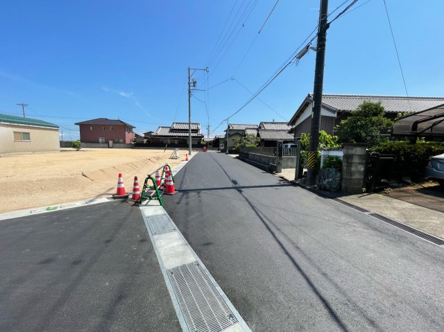 松阪市嬉野見永町《ガーデンヒルズ嬉野見永町 全4区画》の前面道路含む現地写真