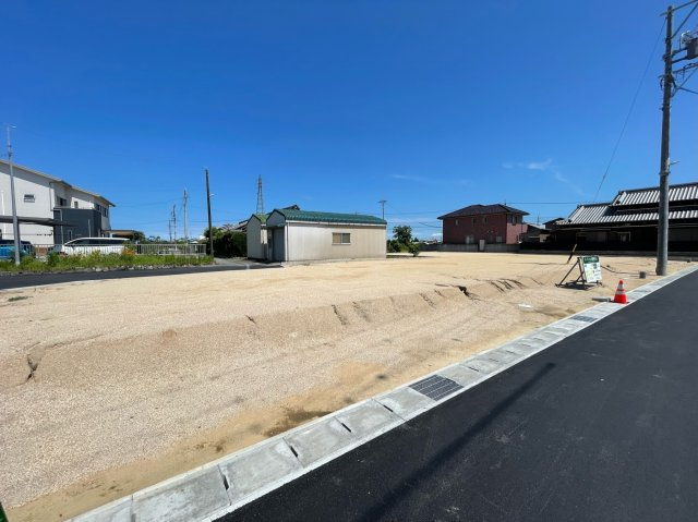 松阪市嬉野見永町《ガーデンヒルズ嬉野見永町 全4区画》の前面道路含む現地写真