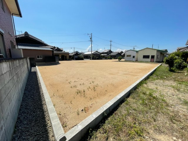 松阪市嬉野見永町《ガーデンヒルズ嬉野見永町 全4区画》の前面道路含む現地写真
