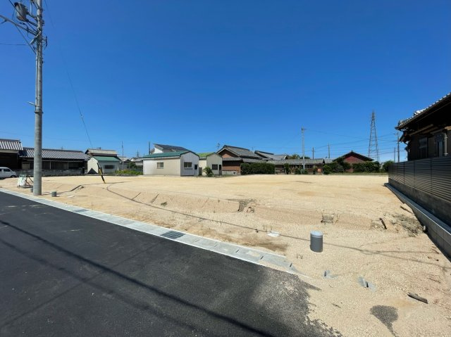 松阪市嬉野見永町《ガーデンヒルズ嬉野見永町 全4区画》の前面道路含む現地写真