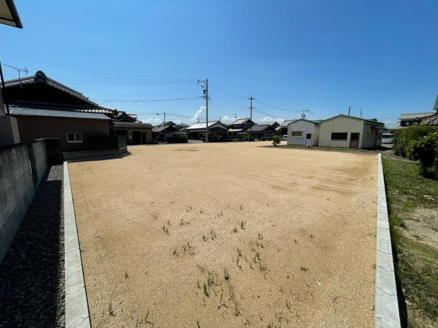 松阪市嬉野見永町《ガーデンヒルズ嬉野見永町 全4区画》の前面道路含む現地写真