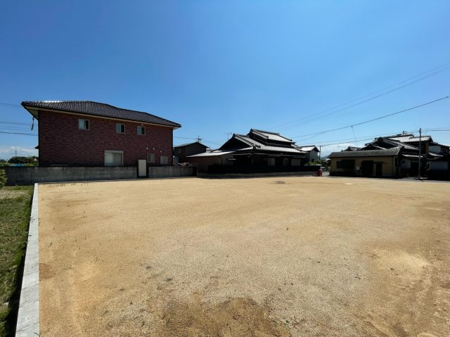 松阪市嬉野見永町《ガーデンヒルズ嬉野見永町 全4区画》の前面道路含む現地写真