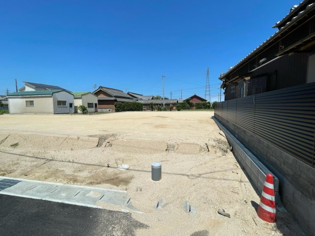 松阪市嬉野見永町《ガーデンヒルズ嬉野見永町 全4区画》の前面道路含む現地写真
