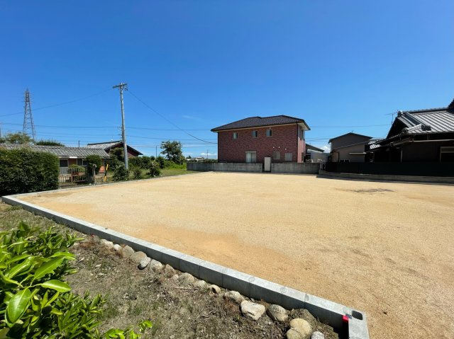 松阪市嬉野見永町《ガーデンヒルズ嬉野見永町 全4区画》の前面道路含む現地写真