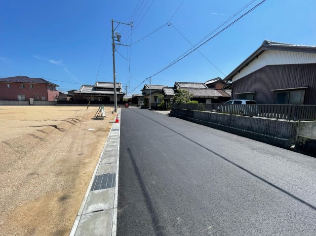 松阪市嬉野見永町《ガーデンヒルズ嬉野見永町 全4区画》の前面道路含む現地写真