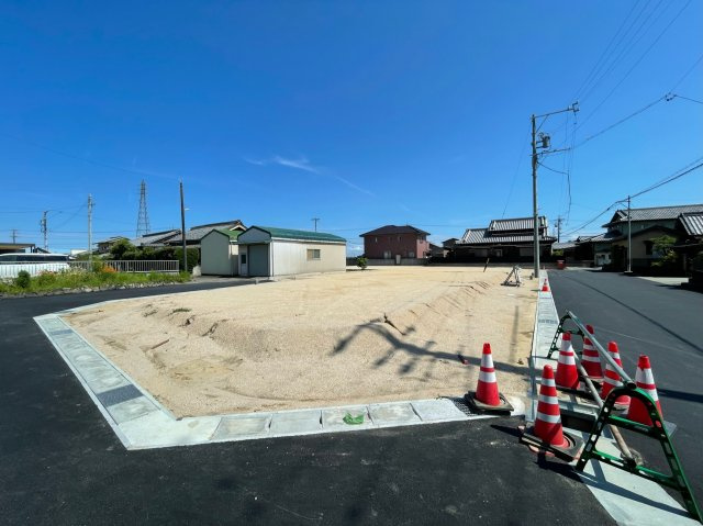 松阪市嬉野見永町《ガーデンヒルズ嬉野見永町 全4区画》の前面道路含む現地写真