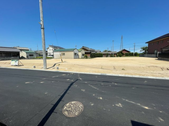 松阪市嬉野見永町《ガーデンヒルズ嬉野見永町 全4区画》の前面道路含む現地写真