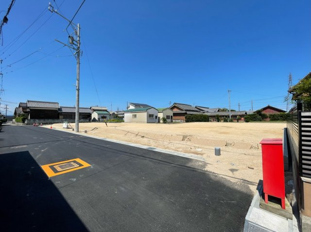 松阪市嬉野見永町《ガーデンヒルズ嬉野見永町 全4区画》の前面道路含む現地写真