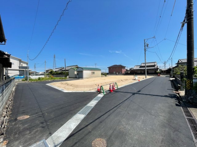 松阪市嬉野見永町《ガーデンヒルズ嬉野見永町 全4区画》の前面道路含む現地写真