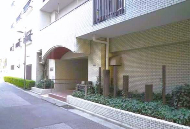 亀戸天神前スカイマンションの外観|大通りから小道に入ったところがエントランスです
