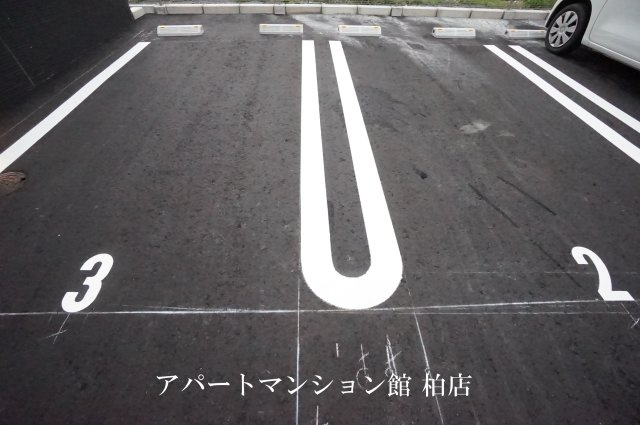 メゾンボヌールの駐車場