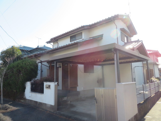 高崎市吉井町南陽台　中古の外観|隣地との距離も保ちながらも綺麗な街並みに溶け込みました！
駐車スペースやお庭も十分に確保しています！