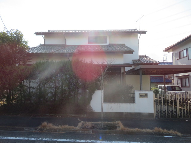 高崎市吉井町南陽台　中古の外観|隣地との距離も保ちながらも綺麗な街並みに溶け込みました！
駐車スペースやお庭も十分に確保しています！