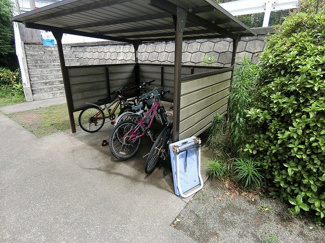 【その他共用部分】 | 屋根付きの駐輪場で雨が降っても大切な自転車が濡れなくてすみますね♪駅まで自転車もおすすめです！