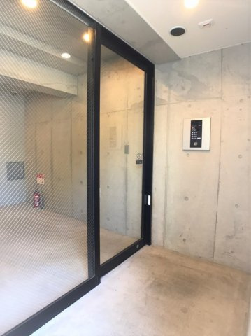 「防音マンション」ラシクラス東武練馬のロビー|ガラス張りのかっこいいロビーです