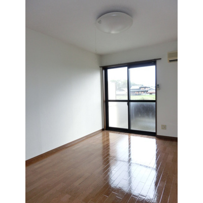 【居間・リビング】 | シーズン北岡 | 同一間取り反転タイプの写真です。