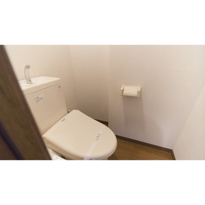 【トイレ】 | シーズン北岡 | 同一間取り反転タイプの写真です。