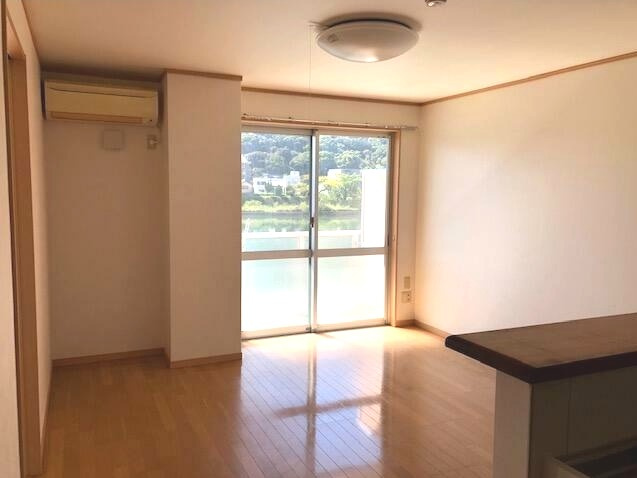 ヴュー鏡川の居間・リビング|こちらの居間で趣味の時間をお楽しみください（反転の場合がございます）