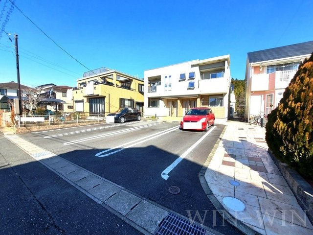 ヒルズ森岡の駐車場