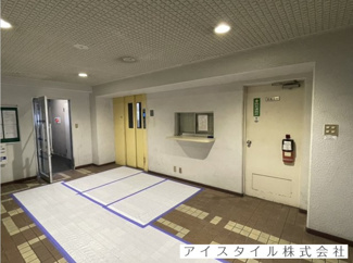 【エントランス】 | 9階建て　エレベーターのある物件です　荷物が多くても安心ですね