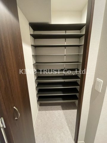 リアンカーサ長柄の収納|たっぷりとした収納スペースです