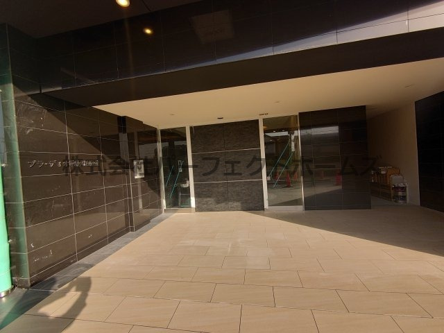 プラ・ディオ寝屋川駅前のロビー|清潔なロビーです