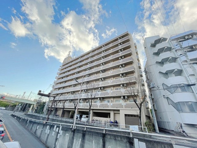 【外観】 | サウスフラット | 薄い茶色で統一された外観です