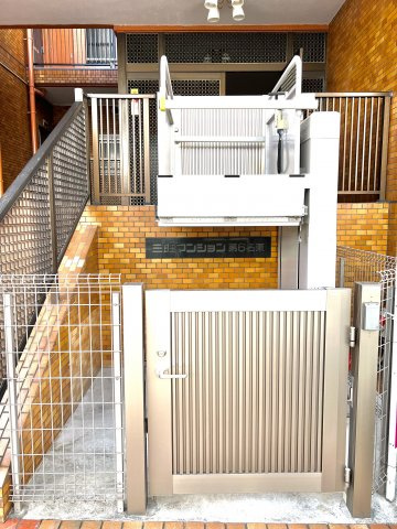 三旺マンション第6名東のその他共用部分|エントランスに車椅子用エレベーターあり