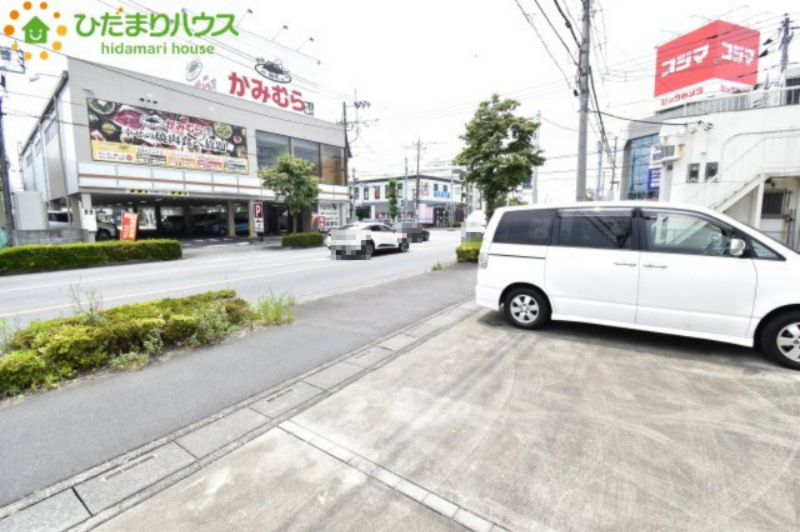 上尾市春日1丁目　中古一戸建ての前面道路含む現地写真