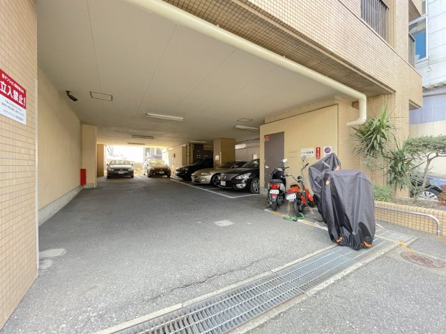 クラウンマンション高宮の駐車場