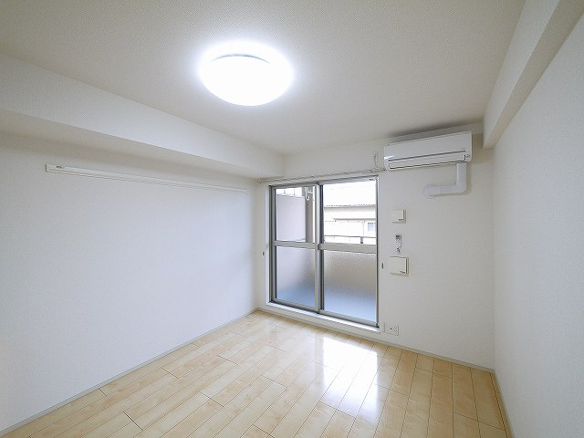 ヌーベル　エスポワールの居間・リビング|落ち着いた色調の寝室です