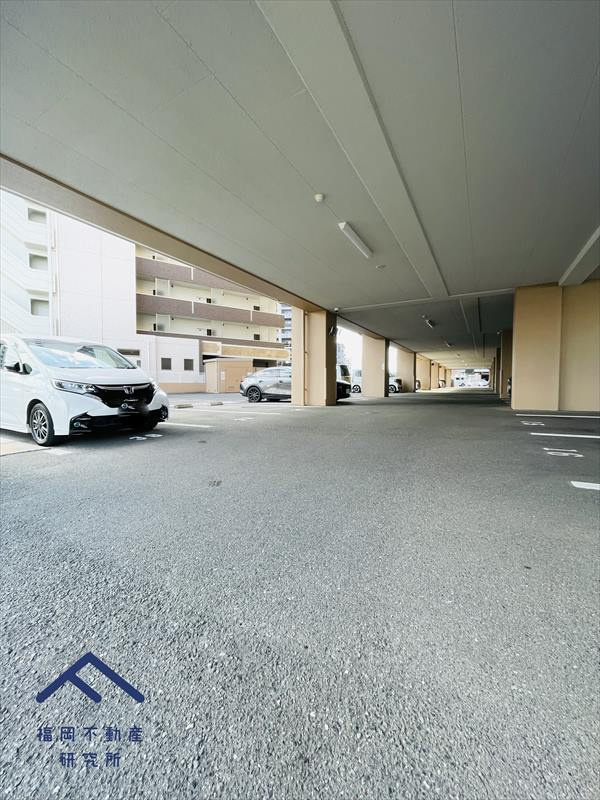アルバクレスタ箱崎の駐車場