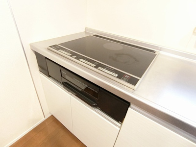 【キッチン】 | フォレ・リッシュ | IH3口/グリル付きシステムキッチンです☆グリルがあるとお料理の幅が広がりますね♪自炊生活で楽しく健康に！