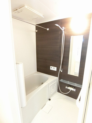 【浴室】 | フォレ・リッシュ | 追い焚き機能・浴室暖房乾燥機付きバスルーム♪雨の日のお洗濯にも便利な物干しバー完備です！ゆったりバスタイムでリラックス☆